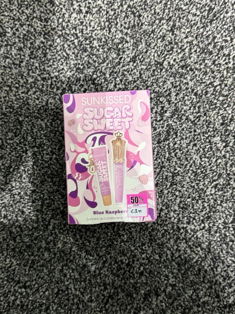 Sunkissed Love Hearts Lip Gift Set 6ml Lip Gloss + 16ml Lip Conditioner
